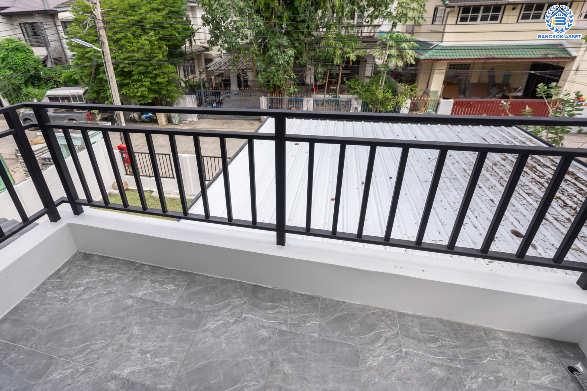 บ้านมือสองตกแต่งใหม่ ม.บุณฑริก วัชรพล-สุขาภิบาล5  เนื้อที่ 81.2 ตร.ว. ฟังก์ชัน 3 ห้องนอน 2 ห้องน้ำ จอดรถได้ 3 คัน บนทำเลเชื่อมต่อหลายเส้นทาง ถ.รามอินทรา ถ.สายไหม และ ถ.พหลโยธิน ใกล้สนามบินดอนเมือง ทางด่วน "รามอินทรา" และรถไฟฟ้าสายสีเขียว "สถานีคูคต"